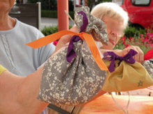 Selbst hergestellter Kräuterquark wird zusammen verzehrt