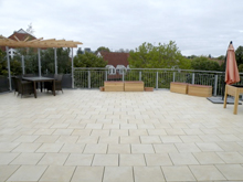 Der Sitzplatz ist fertig, Kübel und Pergola werden noch bepflanzt.