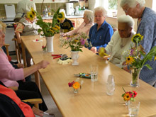 Gemeinsam wurden Blumensträuße kreiert