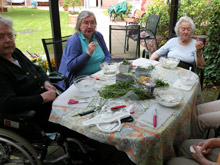 Selbst hergestellter Kräuterquark wird zusammen verzehrt