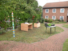 Die Hochbeete stehen und sind mit Erde gefüllt. Die Pflanzen stehen bereit