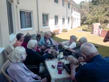 Frau G. und S. pikieren Kapuzinerkresse