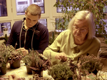 Schüler und Bewohner sind in die Arbeit vertieft.